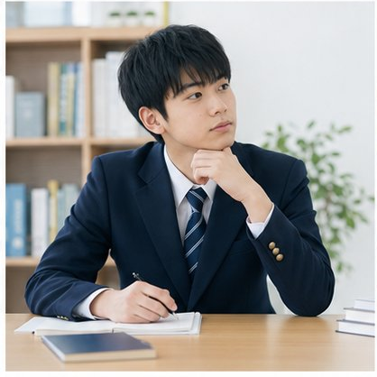 ペンを持って考える生徒